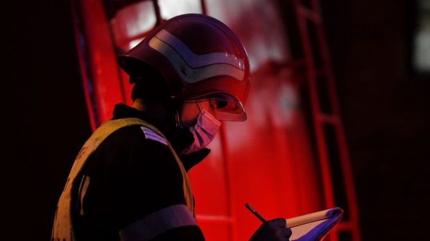 Un român a incendiat în Italia 33 de mașini și scutere. „Am ieșit să fumez”