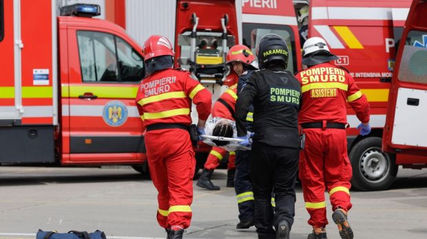 Un bărbat a fost rănit pe A1, la Apoldu de Jos, după ce un autocar și un autoturism s-au ciocnit violent