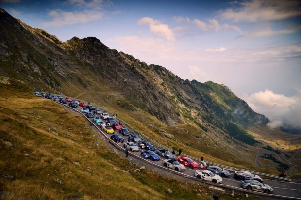 Peste 200 de mașini Porsche pe Transfăgărașan. Producătorul auto a marcat aniversarea a 50 de ani de existență a legendarului drum montan | VIDEO
