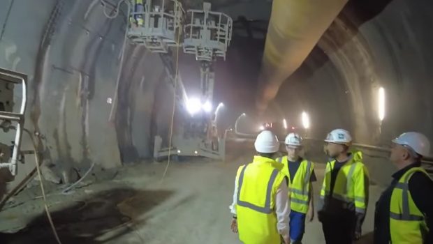 Imagini din interiorul primului tunel rutier pentru o autostradă construit în România, pe sub Dealul Momaia, în Argeș