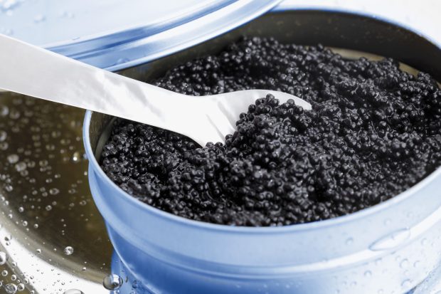 Un român va sta doi ani în închisoare după ce a furat 13 kg de caviar, în Belgia