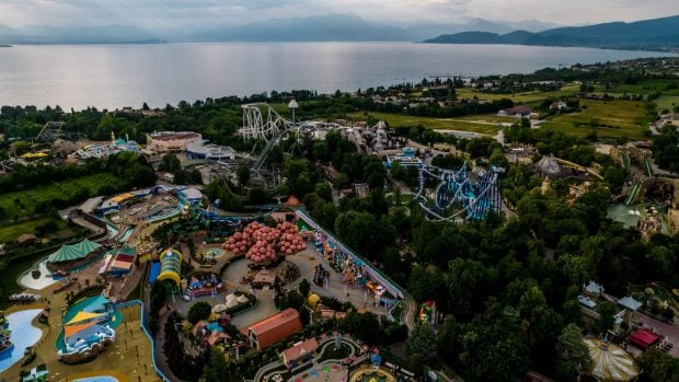 Turiștii cer banii înapoi de la parcul de distracții Gardaland din Italia, după ce „un nor de țânțari ne-a atacat brutal și am fugit”