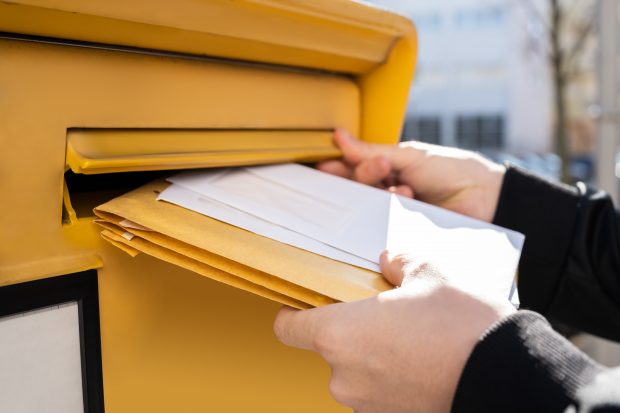 Generația Z reînvie poșta tradițională și trimite scrisori în plic, chiar dacă s-a născut și a crescut în era internetului