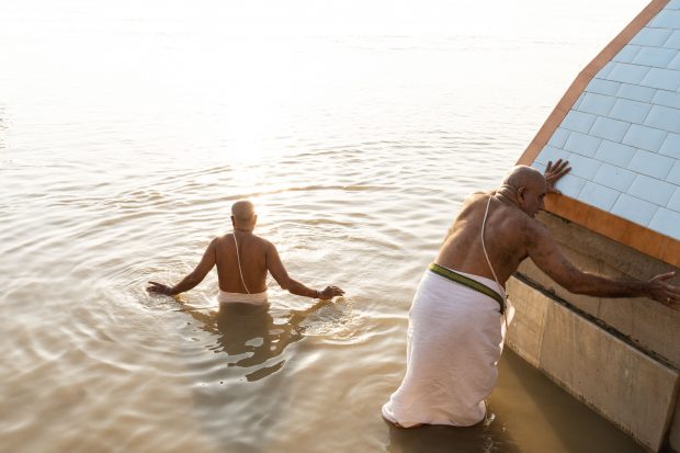 Un oficial indian s-a înecat în Gange, din cauză că salvatorii au refuzat să intervină înainte să fie plătiți
