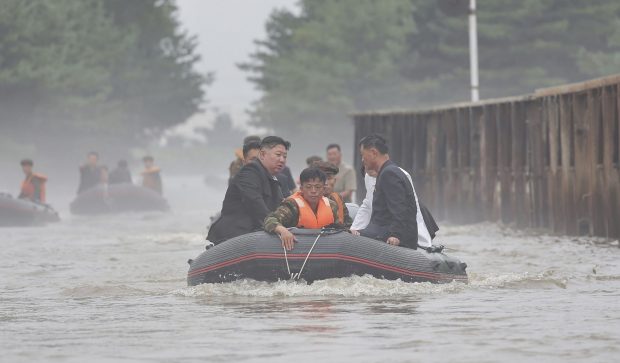 Kim Jong-Un a ordonat execuția a 30 de înalți oficiali, în urma inundațiilor din Coreea de Nord, soldate cu 5.000 de morți, susține presa de la Seul