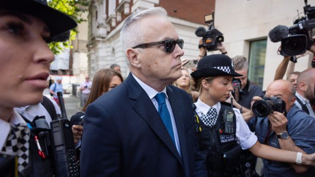 Fostul prezentator BBC Huw Edwards își poate afla azi pedeapsa pentru deținerea de conținut sexual cu minori. Ce riscă bărbatul de 62 de ani
