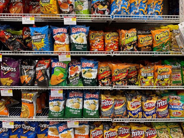Marea Britanie va interzice reclamele la junk-food pe internet și la TV, pentru combaterea obezității infantile