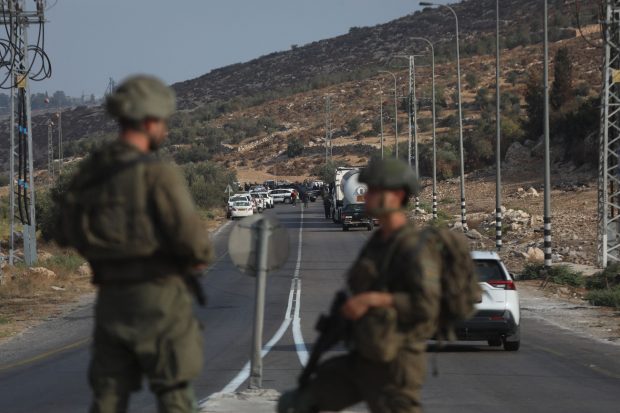 Trei poliţişti israelieni, ucişi într-un „atac armat” în sudul Cisiordaniei ocupate. „În loc să eliberăm teroriştii, trebuie să le tragem un glonţ în cap”