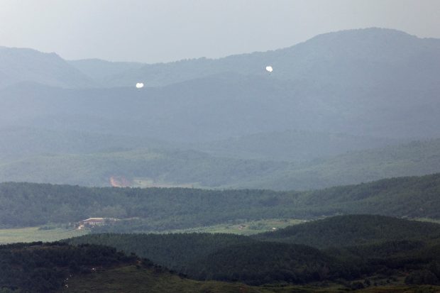 Un nou atac „murdar”. Coreea de Nord a lansat sute de baloane cu gunoi înspre Seul timp de trei zile la rând
