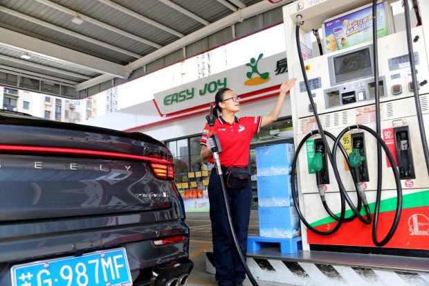 Preţurile petrolului au scăzut vineri cu mai mult de 2%: „Economia din SUA este în declin”