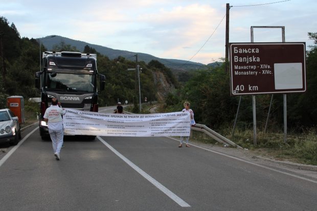 Tensiuni în Balcani. Kosovo închide două puncte de trecere a frontierei cu Serbia, după ce protestatari sârbi au blocat parțial drumurile