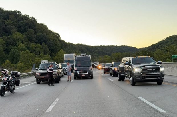 Atac armat lângă o autostradă din SUA, soldat cu „mai mulți răniți”. Un suspect a fost identificat