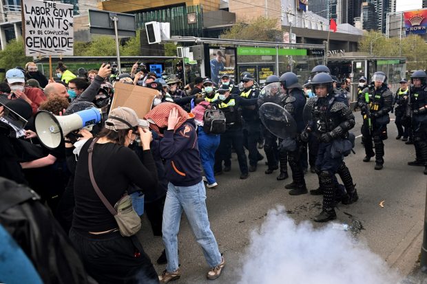 Manifestații violente împotriva războiului la Melbourne, la o expoziţie de tehnică militară. Poliția a folosit gaze lacrimogene și gloanțe de cauciuc | VIDEO