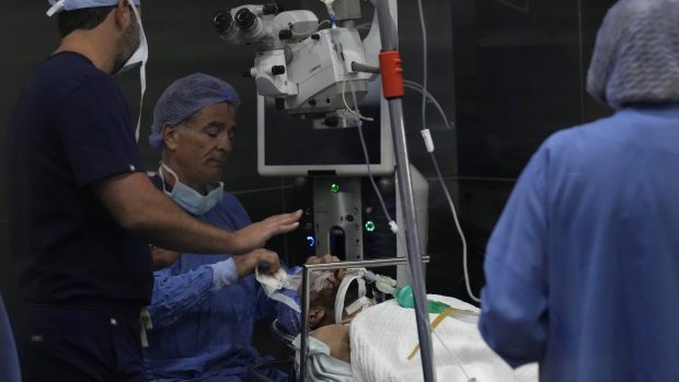 Medic libanez, șocat de numărul răniților după exploziile dispozitivelor electronice: „Dorm doar 2 ore, în rest operez”