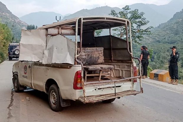 Atentat cu bombă asupra unui convoi în care se aflau diplomați străini, în Pakistan. Un polițist a fost ucis, iar alți patru, răniți