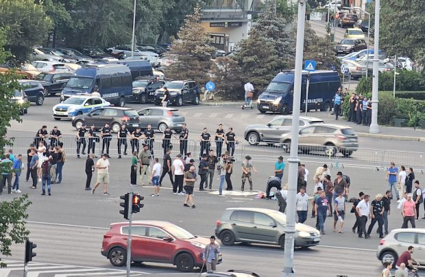 O jandarmeriță a fost lovită în cap cu o talangă la protestul ciobanilor din fața Guvernului. Agresorul, băgat cu forța în dubă