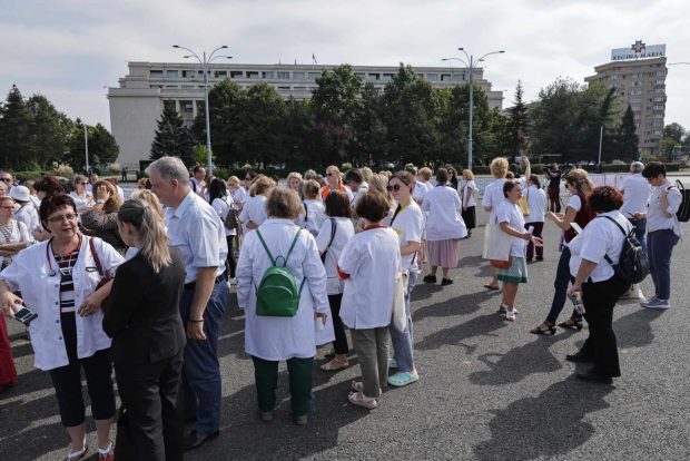 Protest al medicilor din ambulatoriu în fața Guvernului. „Profesia medicală trebuie respectată” / „Medicii nu sunt nici criminali, nici ucigași în serie” | VIDEO