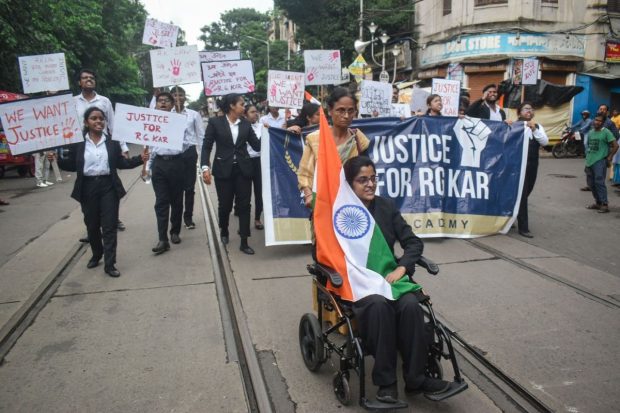 Proteste în 25 de țări după ce o tânără medic stagiar a fost violată și omorâtă într-un spital din India