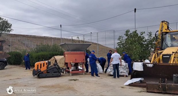 Autoritățile se pregătesc pentru viitura de pe Dunăre. 1.000 de saci de nisip, transportaţi pe sectorul românesc al fluviului VIDEO