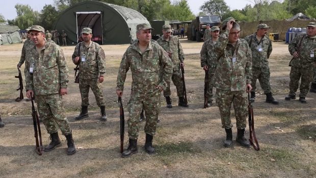 Rezerviştii duşi la exerciții militare în Prahova au chemat ambulanța: „M-au frecat rău bocancii, am șosete scurte” | VIDEO