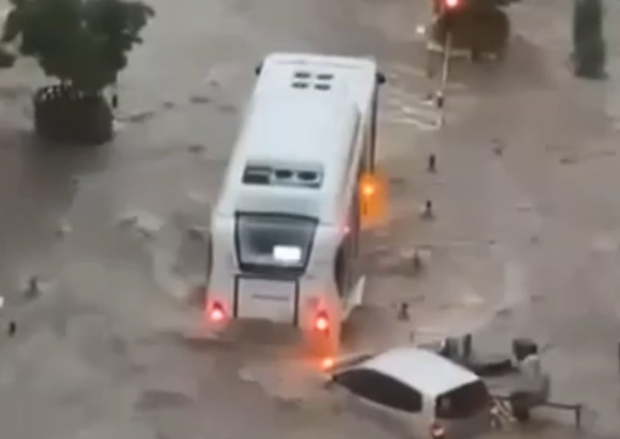 „Perla” Rivierei Franceze sub ape, după o furtună de 30 de minute. Primar: „Am primit alerta la o oră după diluviu” | VIDEO