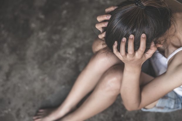 Adolescentă de 15 ani, violată de o familie din Otopeni, care a luat-o din staţia de autobuz. Cei doi inculpaţi, soţ şi soţie, sunt judecaţi în libertate