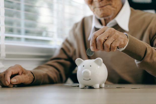 Guvernul Ciolacu respectă pensionarii din sistemul de apărare și ordine publică: pragul de impozitare a pensiilor, ridicat și pentru ei la 3.000 de lei