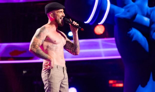 Silviu Mircescu a făcut striptease în timp ce a cântat la Vocea României 2024: „Fetele încă urlă în public”. În ce echipă a ajuns actorul