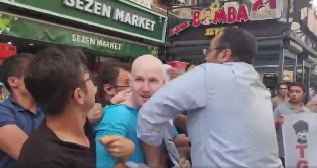 Doi soldați de pe un portavion american, atacați la Izmir. Poliția a reținut 15 persoane | VIDEO
