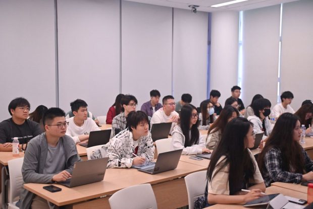 China îi avertizează pe studenți că „femei frumoase și bărbați chipeși” îi pot ademeni să devină spioni pentru agenții străine