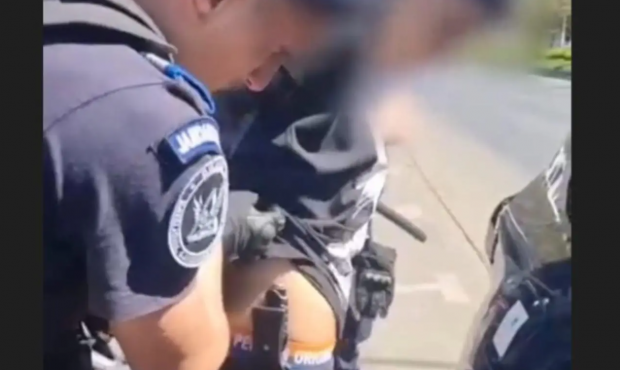 Un tânăr din Arad a fost arestat preventiv după ce a atacat cu un briceag un elev, pe care l-a lovit ulterior cu piciorul în gură