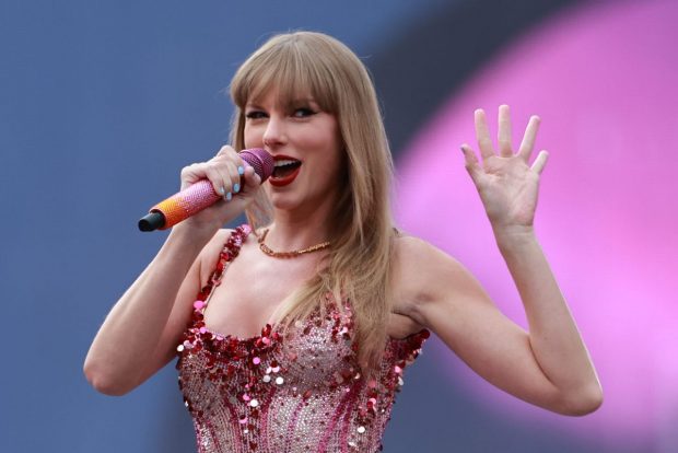 Taylor Swift o susține pe Kamala Harris în alegeri. Mesajul subtil al artistei, care a postat o imagine în care ține în brațe o pisică