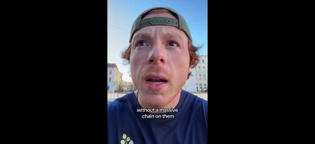 Un american, uimit de siguranța de pe străzile din România: „E chiar și un pian aici și nu e legat cu un lanț. De ce nu-l fură nimeni?” | VIDEO