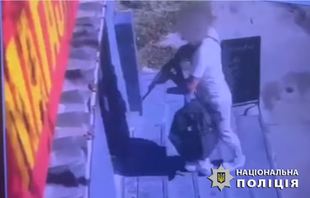 Un ucrainean a intrat cu un pistol-mitralieră într-un magazin și a deschis focul: două persoane au fost rănite | VIDEO