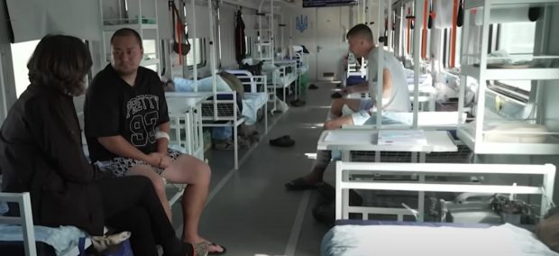 Cum arată trenul-spital secret folosit pentru evacuarea soldaţilor răniţi în Ucraina | VIDEO