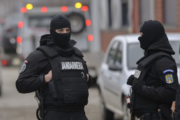 Un polițist din Vâlcea a fost prins când lua mită 2.000 de euro de la patronul unui restaurant