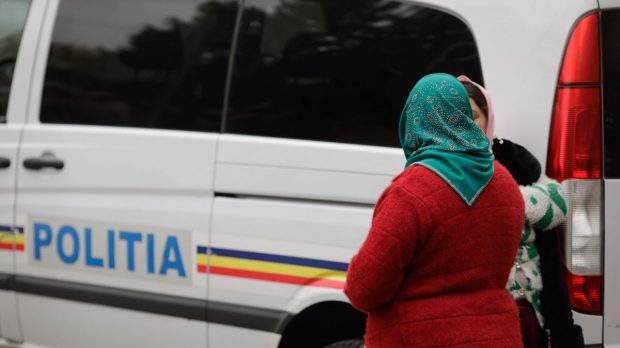 O cunoscută vrăjitoare din România, reținută după ce a înșelat un bărbat cu 7.000 de euro