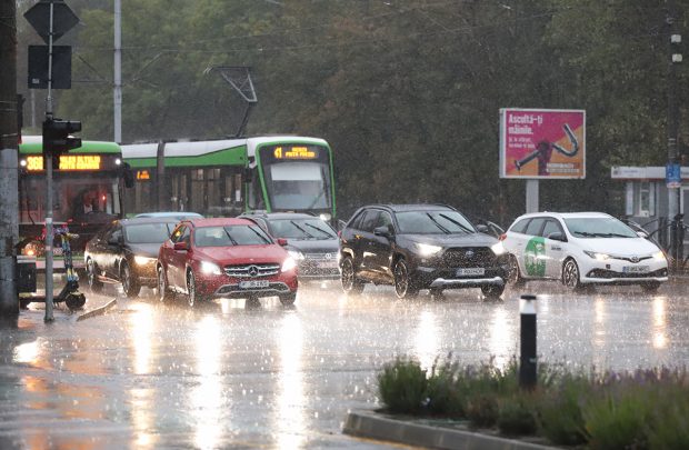 Ciclonul „devastator” care n-a adus urgia în Capitală, dar a creat panică generală. Imagini cu „megafurtuna” din București