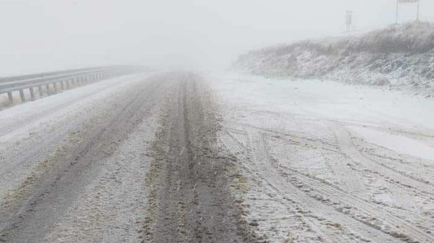 Zăpadă pe Transalpina din cauza Ciclonului Boris. Salvamontiștii au ajutat mai mulți turiști străini să coboare din Parâng | VIDEO