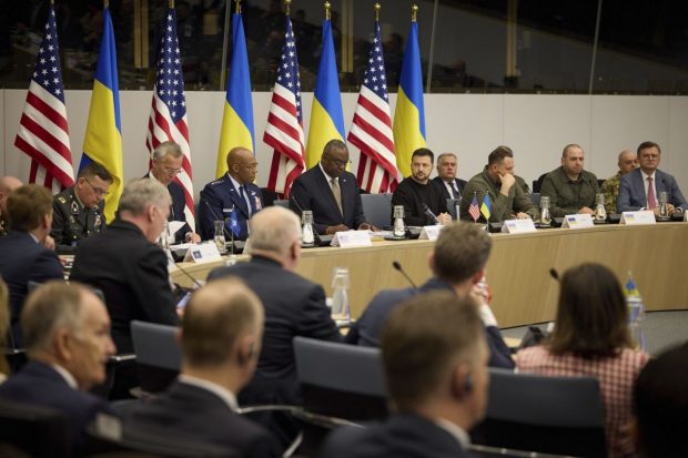 Întăriri pentru Ucraina: ce echipamente militare au promis aliații occidentali la reuniunea de la Ramstein. Zelenski a cerut livrări mai rapide