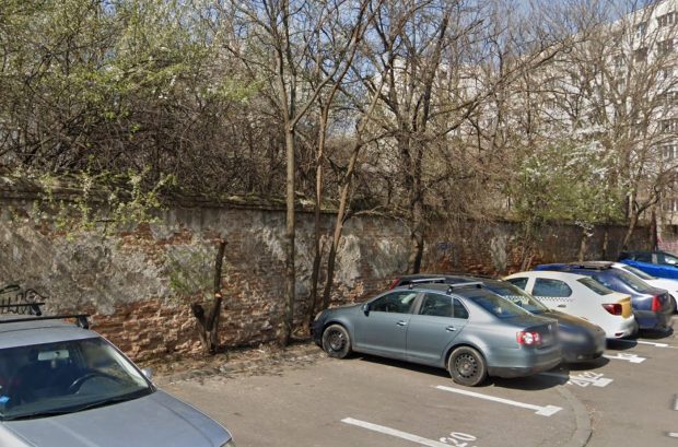 Un zid dezafectat s-a prăbușit peste mai multe maşini într-o parcare din Bucureşti | VIDEO