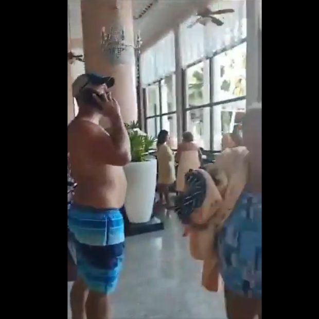 Turiștii dintr-o stațiune mexicană de lux privesc îngroziți cum mai mulți asasini îl execută pe un bărbat înainte de a fugi cu un ski-jet | VIDEO