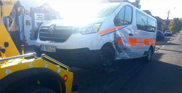 Un șofer de ambulanță beat a provocat un accident în Arad