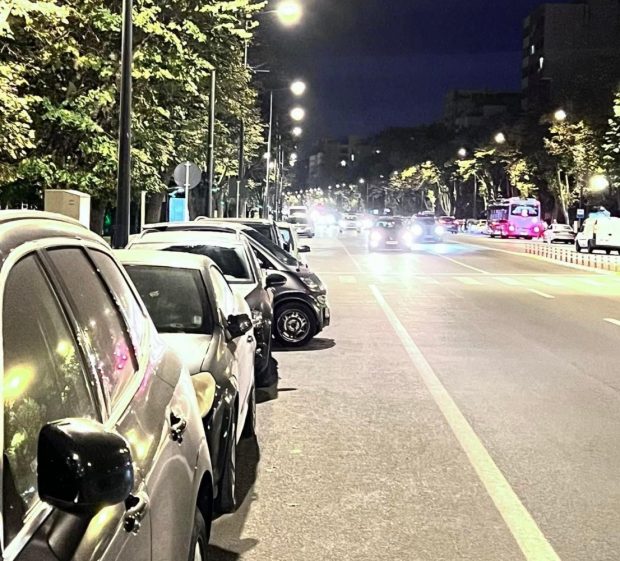 Parcare neobișnuită la Constanța, pe bulevardul Mamaia. Metoda inedită găsită de șoferul unui Smart