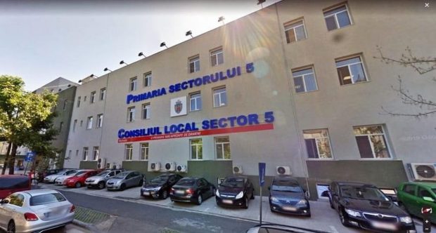 Încrengătura de la primăria lui Piedone care a dus la furtul bazei de date. Firma care se ocupă de mentenanța site-urilor instituției este deținută de soacra purtătoarei de cuvânt