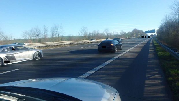 20 de mașini de lux din alaiul unei nunți au blocat o autostradă pe care circulau cu 20 km/h, în Germania. Poliția a scos nuntașii de pe șosea