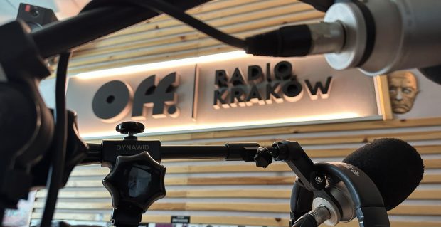 Un post de radio polonez a oprit emisia după o săptămână de la înlocuirea prezentatorilor umani cu AI, din cauza reacțiilor negative