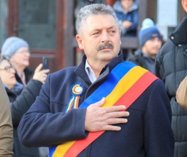 Primarul din Buşteni, Mircea Corbu, reclamat de o subalternă că a agresat-o: „Ba din contră! Am zis că doamna îmi dă şi vreuna”