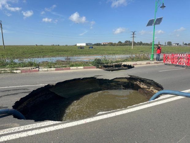 Groapă uriașă în mijlocul șoselei dintre Năvodari și Lumina. Drumul județean a fost reabilitat în urmă cu 10 ani | VIDEO