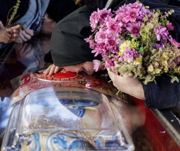 86.000 de credincioşi s-au închinat la racla cu moaştele Sfintei Parascheva, alţi 18.000 aşteaptă la rând